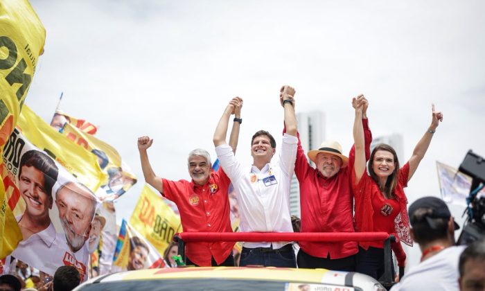 "E até a vitória, minha, de João, de Humberto e Marília", disse Lula no encerramento do discurso (Foto: Rodolfo Loepert/Divulgação)