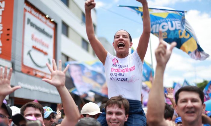 Miguel Coelho com Raquel nos ombros, em Petrolina (Foto: Hesíodo Góes/Divulgação)