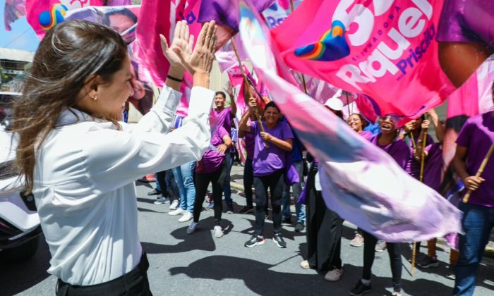 Raquel cumprimenta militantes na saída do debate (Foto: Yacy Ribeiro/Divulgação)