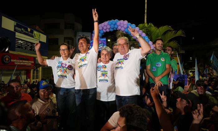 Débora Almeida, Gilvandro Estrela e Augusto Coutinho, com Mendonça Filho em Belo Jardim (Fotos: Divulgação)