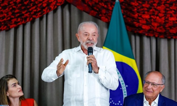 Lula entre Marília Arraes e Geraldo Alckmin, na reunião de coordenação da campanha, em Brasília (Foto: Ricardo Stuckert/PR)