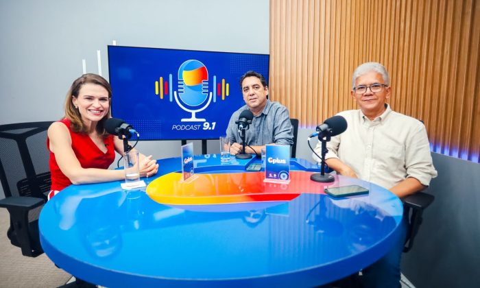 Marília Arraes nos estúdios do Podcast 9.1, na TV Guararapes, com os jornalistas José Gustavo e Vandeck Santiago (Foto: Crysli Viana)