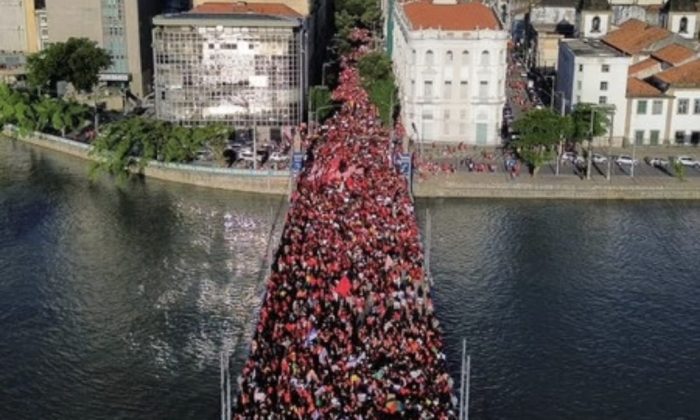 Manifestantes na ponte em direção à Praça do Marco Zero (Foto: Arnaldo Sete/Marco Zero)