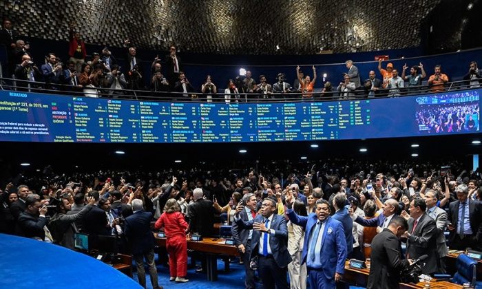 Plenário lotado: Senadores comemoram derrubada da 6x1 
(Foto: Carlos Moura/Agência Senado)