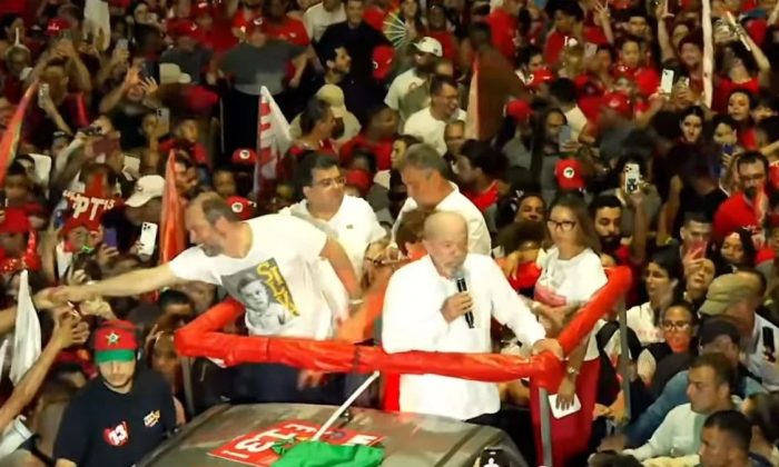 Lula em Ipatinga (MG): "A partir de hoje, a Globo está sob suspeição da minha candidatura. Não merece confiança" (Foto: Reprodução/Youtube)