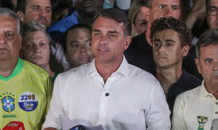 O candidato em entrevista no domingo à noite, após a proclamação do resultado das eleições (Foto: Joédson Alves/Agência Brasil)