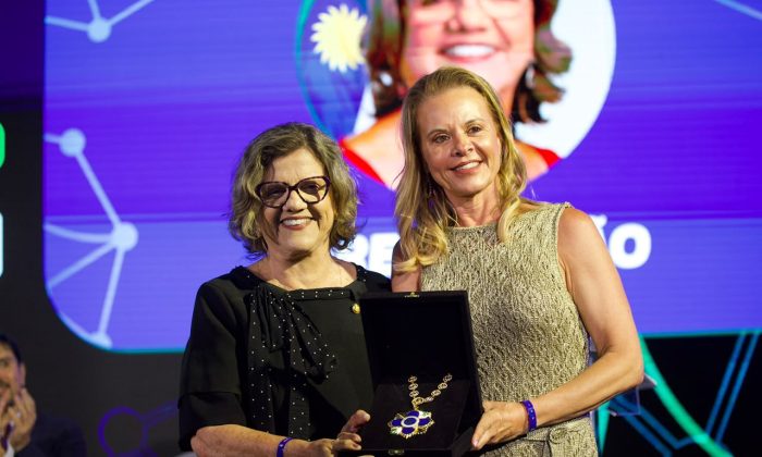 Senadora recebeu a homenagem durante a abertura do 41º Encontro Nacional dos Procuradores da República, na Bahia (Foto: Mariana Leal/Divulgação)