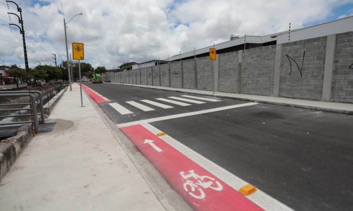 Obra englobou a recuperação das paredes do canal, a montagem de seis passarelas para pedestres, a reforma de calçadas e o asfalto das ruas Padre Teófilo Tworz e Hércules Florence (Foto: Nina Xará França/Prefeitura do Recife)