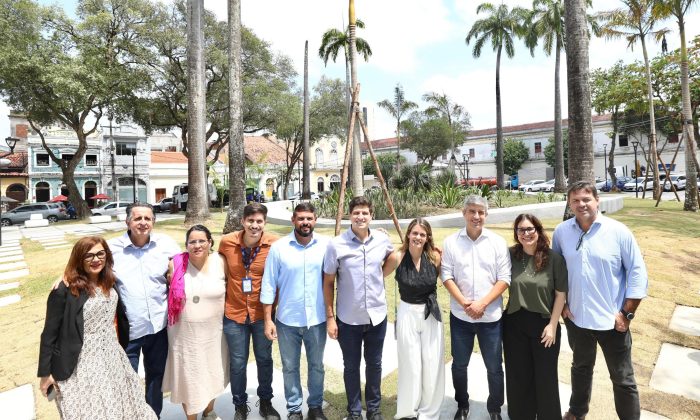 Prefeito do Recife, João Campos, e equipe, na reinauguração da Praça do Arsenal (Foto: Hélia Scheppa/Pref. do Recife)