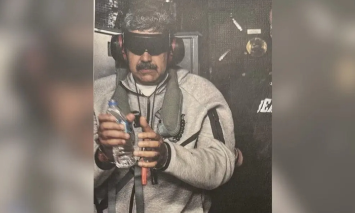 Nicolás Maduro preso, neste sábado (3/01): algemado, vendado e com fones de ouvido para não ouvir (Foto publicada por Trump na rede social Truth Social)